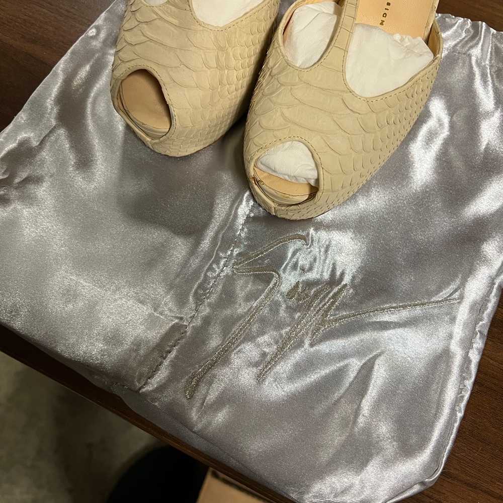 Giuseppe Zanotti Beige Python Embossed Leather T-… - image 6